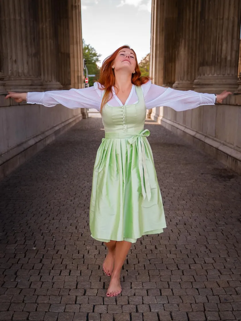 Lisa Heining beim Nähen im Atelier